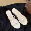 Chanclas de tira en T para mujer 2026, sandalias de cuña media suaves para uso en exteriores, antideslizantes, versátiles, chanclas de playa multicolor