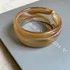 Pulsera Ancha Irregular Acrílica con Onda Difuminada Pulsera Simple Fresca de Moda Joyería de Mano de Nicho de Alta Gama para Mujeres