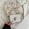 Bolso Pequeño Cuadrado con Cadena de Moda para Mujer Primavera/Verano 2026 Nuevo Bolso de Mano Simple con Perlas Bolso Cruzado de Hombro Versátil