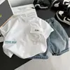 Roupas Casuais de Verão para Bebês e Crianças Pequenas 2026 Nova Moda Conjunto Elegante de Duas Peças com Estampa de Letras e Manga Curta para Meninos
