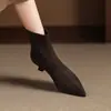 Botas delgadas de tacón de gatito con punta fina y acabado mate estilo retro para mujer, nuevas botas simples y versátiles estilo coreano para otoño e invierno 2026