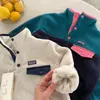 Sudadera infantil 2026, nueva colección de otoño, unisex, diseño color block, cuello alto, suéter pullover para bebé, moderno