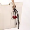 Colgante de Teléfono Móvil para Colgar en Bolso Serie Miu Otoño e Invierno Maillard de Gama Alta, Colgante Decorativo de Corazón de Melocotón Versátil y Moderno para Mujer