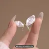 Broche de Mariposa para Mujer Sentido de Gama Alta Nicho Venta al por Mayor Pin de Perla Temperamento Fijo Metal Traje Joyería de Perlas