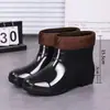 Botas de lluvia para hombre, antideslizantes, altura media hasta la pantorrilla, botas de goma de caña alta, adecuadas para sitios de construcción, con forro adicional para abrigar, engrosadas para mayor durabilidad y con una suela de goma resistente.