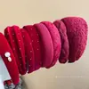 Diadema Roja de Terciopelo Ancho con Perlas para Otoño e Invierno, Sencilla y Elegante, Diadema de Corona Alta, Accesorio para el Cabello de Diseño Exclusivo para Mujeres