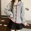2026 Nuevo Cardigan de Punto Trenzado Estilo Perezoso Cuello de Muñeca Botón de Corazón Suéter Holgado Abrigo Estilo Primavera y Otoño para Mujer