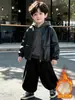 2407 Conjunto de Roupas de Inverno para Meninos 2026 Novo Lindo Elegante Jaqueta de Couro Espessa Forrada com Lã Infantil Roupa Externa Conjunto de Três Peças Tendência de Inverno