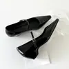 Hermosos zapatos Mary Jane de estilo francés con tacón oculto, que cuentan con un diseño de una sola tira, una puntera poco profunda y una punta fina, perfectos para el uso diario.