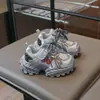 Novos Tênis Pai de Velcro Infantis Outono 2026, Sapatos de Malha com Solado Macio para Meninas, Tênis com Solado Grosso para Meninos, Tendência