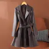 Gabardina de cuero de longitud media con cintura entallada, nuevo estilo otoño/invierno 2026, chaqueta con cordones de aspecto moderno y elegante