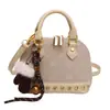 Bolso con Concha Texturizada y Monograma en Relieve Transfronterizo 2025 Nuevo Bolso de Mano con Cadena para Mujer Bolso Cruzado de Hombro con Tachuelas Retro