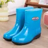 Zapatos impermeables de corte medio con suelas reforzadas, botas de lluvia de caña alta para mujer, estilos de invierno resistentes al desgaste de corte bajo y medio, forrados de felpa y antideslizantes