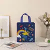 Diretamente do fabricante: Bolsas de compras em TNT pintadas com arco-íris laminado, sacolas de lembrancinhas para festas de aniversário, sacolas de presente para aniversários infantis