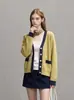 Suéter corto de punto para mujer, con bloques de color retro y cuello en V, estilo preppy, colección otoño/invierno 2026, corte holgado y relajado, estilo 25690