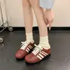 2026 Zapatos de Entrenamiento Alemanes Ligeros Versátiles Estilo Coreano para Mujer Piel Sintética Rayas en Relieve Brogue Nuevo Zapatos Casuales Diarios para la Calle