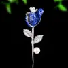 Broche de rosa de alta resistencia, tallo de flor completamente de diamantes con perlas de agua dulce, regalo navideño para mujeres, broche decorativo para abrigo