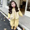 Conjunto para Niñas 2026 Otoño/Invierno Nuevo Estilo Coreano Ropa Infantil Chaleco Sudadera con Capucha Pantalones de Pierna Ancha Conjunto de Tres Piezas para Niña