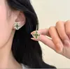 Brincos Vintage de Zircônia Verde Trevo de Quatro Folhas para Mulheres, Design de Nicho, Luxo Leve, Sensação de Alto Padrão, Acessórios de Orelha Versáteis e Estilosos