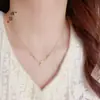 O Mesmo Estilo do Colar com Pingente de Zircônia e Franja de Diamante Único Cor Dourado Areia da Loja Puzuo Gold para Mulheres, Exquisito e Versátil, Luxo Leve, Corrente para Clavícula Super Brilhante