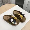 Zapatos Medios Abiertos Birkenstock con Decoración de Dibujos Animados Estilo Coreano de Moda para Niñas Grandes Niñas Nuevas Llegadas Primavera 2026 Zapatos Casuales de Suela Suave