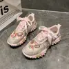 Zapatos de mujer con pedrería, suela de durián de moda, nuevos zapatos deportivos casuales transpirables de verano 2026 con aumento interno de altura