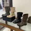 Fivela de Cinto Coreana de Nicho Botas Curtas 2026 Novo Estilo de Inverno Estilo Deserto Bico Redondo Salto Grosso Retrô Versátil Botas Martin para Mulheres