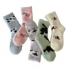 Calcetines para dormir para mujer, con diseños de animales de dibujos animados estilo japonés, de longitud media hasta la pantorrilla, engrosados para abrigar en otoño e invierno, y hechos de suave y esponjoso forro polar coral.