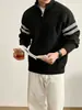 Suéter retrô americano com meio zíper e gola alta, estilo old-money, design de três listras, versátil, feito com fleece polar quente, suéter clássico para homens