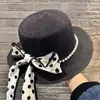Sombrero de paja de protección solar de verano para mujer, estilo francés con tiras de perlas, ala ancha, sombrero de sol con lazo para la playa y la costa, moderno