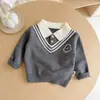 Suéter de punto para niño, estilo preppy, dos piezas simuladas, nueva colección otoño/invierno, top de punto bordado con cuello para niños