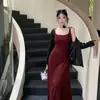 Novo Estilo Puro e Desejável de Início de Outono Vestido Slip de Gola Quadrada com Recortes e Bojos Removíveis, Vestido Longo Versátil para o Trabalho, Atacado
