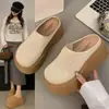 Sandálias Femininas de Solado Grosso para Exterior 2025 Novo Estilo Popular Aumenta a Altura Trançadas Vazadas Respiráveis Biqueira Fechada Meio Chinelo