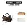 Exquisitamente diseñado para Songmont, el bolso cruzado "Mountain Journey" es un bolso de hombro para el día a día con un forro ligero de papel DuPont.