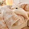 Set de cuatro piezas de terciopelo de leche bordado tridimensional engrosado para otoño e invierno, con un diseño fresco y elegante, cálido terciopelo de copo de nieve y un juego de tres piezas de terciopelo para bebé