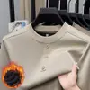 Moletom masculino de inverno com gola redonda e forro de fleece, vestuário casual masculino, camiseta de manga comprida quente com três botões, disponível para atacado