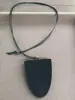Collar con colgante ovalado de cuero transfronterizo, lujo ligero, alta gama, moderno, cadena para suéter simple, accesorio de nicho con diseño único