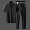 Camiseta de Seda de Hielo para Hombre Verano de Alta Gama Manga Corta Casual Traje Deportivo Camiseta de Manga Media con Cuello en V Conjunto de Dos Piezas Delgado