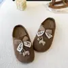 Estilo Verão 2026 Unissex Infantil Desenho Animado Sapatos Birkenstock Sola Macia Antiderrapante Crianças Médias e Grandes Vazado Respirável Meio Chinelo Fechado para Exterior