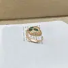Anillo Serpiente Baojia Versión de Alta Gama Transfronteriza Europea y Americana, Finamente Elaborado con Nácar Blanco Natural y Malaquita, Combinando Diseño Original