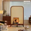 Biombo vintage de madera maciza cuidadosamente seleccionado para la sala de estar, con tejido de ratán como división para la entrada, diseñado para cubrir la puerta directamente frente a la entrada, y un nuevo estante de almacenamiento de estilo retro
