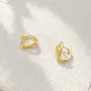 Novos brincos e clipes de ouvido de moda coreana e japonesa, pequenos, com coração oco, textura lisa, banhados a cobre com ouro real, versáteis e simples