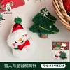 Broche de muñeco de peluche navideño original Tengyi, lindo, broche de muñeco de dibujos animados, pin decorativo, joyería Joker para niña al por mayor