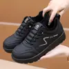 Zapatos de tela del viejo Pekín para mujer, zapatos de algodón, invierno, con felpa cálida, zapatos de caminar para madre, impermeables, antideslizantes, negros, zapatos de trabajo para cocina
