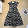Vestido Largo de Verano para Dama con Estampado Floral Negro, Escote en V Nicho, Corte Adelgazante en la Cintura, Par de Puntos