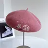 Boina de Lã Bordada com Margaridas Tridimensionais Chapéu de Tricô Quente Outono e Inverno Feminino Chapéu de Aeromoça Estilo Chinês Chapéu de Pintor Moderno