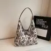 Bolsa de Axila Grande Capacidade Estilo Étnico para Mulheres 2025 Nova Outono e Inverno Retro Camurça Flor de Castanha Bolsa Tote para o Dia a Dia