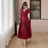 Nuevo vestido satinado de diosa ajustado con collar de rosa, tela transparente rojo rosa, diseño ajustado con etiquetas