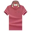 Camisa Polo masculina de manga curta estilo luxo com gola listrada em cor contrastante e bordado de pônei, adequada para o trajeto diário e para usar em ocasiões de negócios casuais.