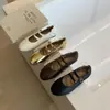 Sapatos Mary Jane de couro estilo fada com sola macia para mulheres, combinados com uma saia, primavera e outono de 2026, brisa suave da noite, sapatos de vovó com sola plana